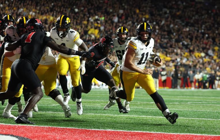 Hawkeyes Battle Past Scarlet Knights, Win 38-28